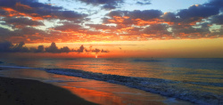 海边黄昏夕阳下的海滩斜阳高清图片