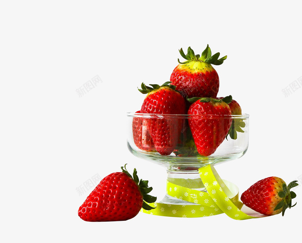 杯子里的红草莓psd免抠素材_新图网 https://ixintu.com 草莓 红色 丝带 杯子