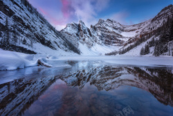 青云雪山湖水高清图片