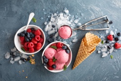 冰淇淋壁纸素材草莓冰淇淋文艺清爽风高清图片