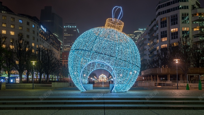 巨大的圣诞球jpg设计背景_新图网 https://ixintu.com 巨大的圣诞球 节日灯 夜 巴黎