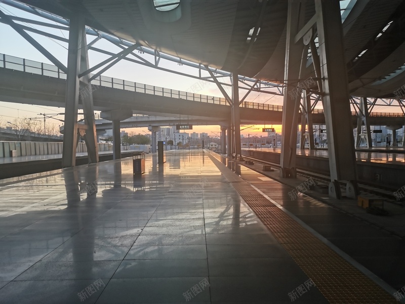 车站前方的光jpg设计背景_新图网 https://ixintu.com 光 线构 城市 建筑
