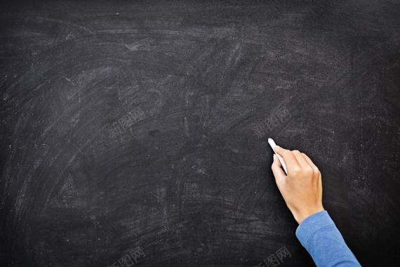 拿着粉笔在黑板写字的老师材质质感纹理质感采下来率叶背景