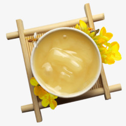一碗蜂蜜在竹盘上素材