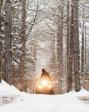 下雪人物深林树木背景