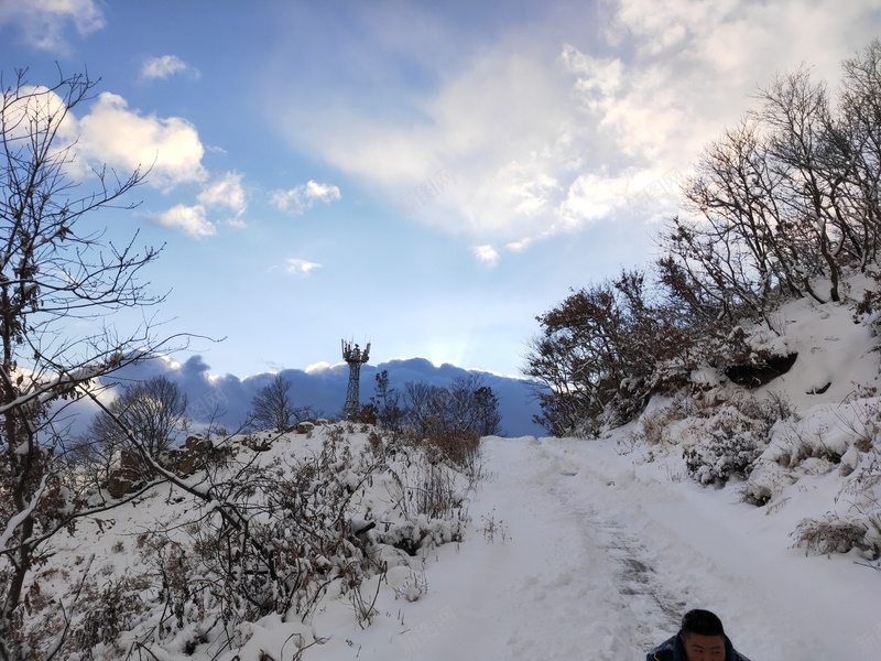 夕阳下的白雪皑皑jpg设计背景_新图网 https://ixintu.com 傍山线路 夕阳 大雪 山路 山路蜿蜒 静谧