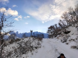 傍山线路夕阳下的白雪皑皑高清图片