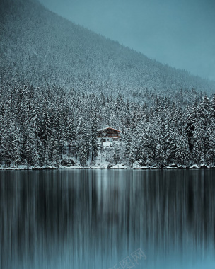 建筑湖面下雪树林背景