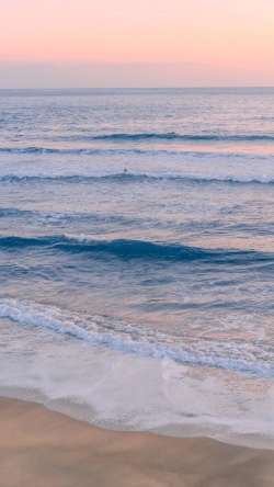 晴空下的海浪黄昏下的海浪高清图片