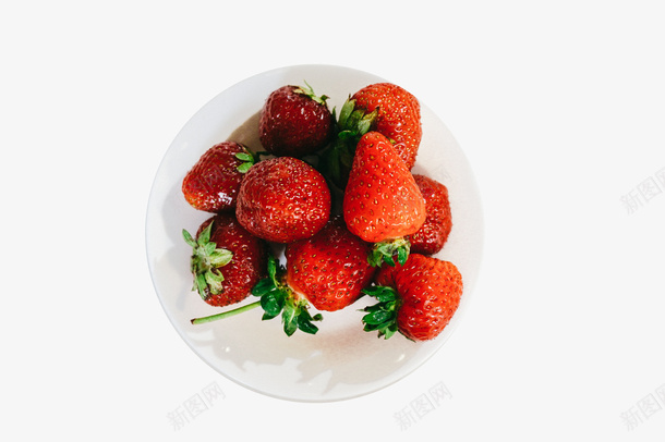 一盘新鲜的红色草莓psd免抠素材_新图网 https://ixintu.com 草莓 水果 食物 食品