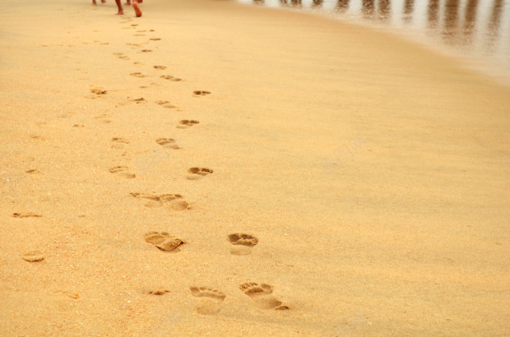 大海沙滩脚印温馨背景