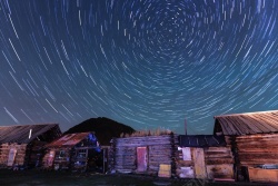 夜晚星空房屋流星天空背景