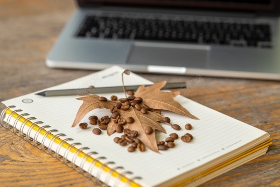 笔记本咖啡豆枫叶桌面上背景