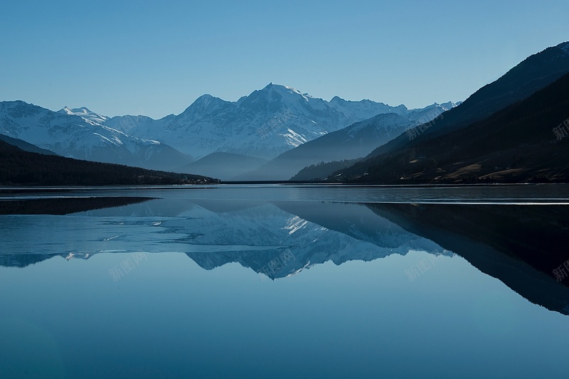 蓝色暗调的湖面风景jpg设计背景_新图网 https://ixintu.com 蓝色 暗调 湖面 风景 自然