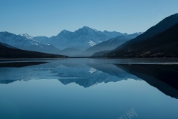 暗调蓝色暗调的湖面风景高清图片