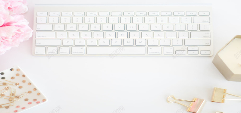 白色键盘附近的装饰物品背景