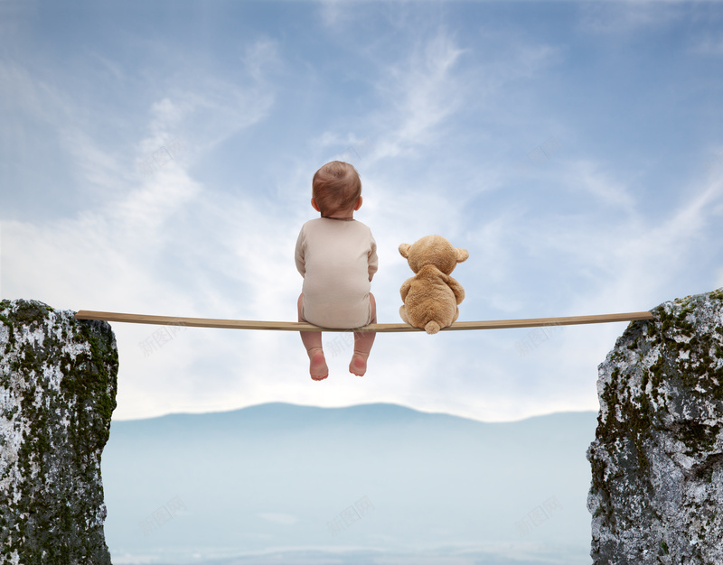 坐在独木桥上的小宝宝jpg设计背景_新图网 https://ixintu.com 小宝宝 创意 婴儿 玩具熊 独木桥