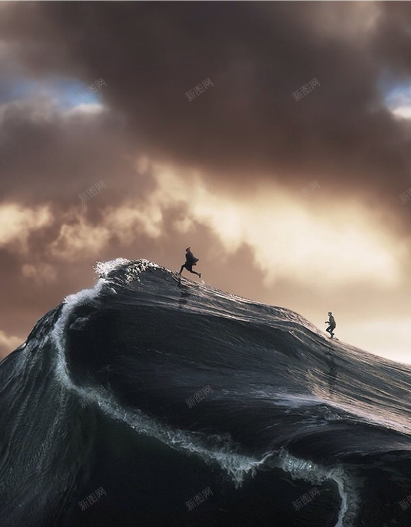 奔跑在海浪上的人H5素材jpg设计背景_新图网 https://ixintu.com 奔跑 海浪 创意 勇气 大气 H5素材