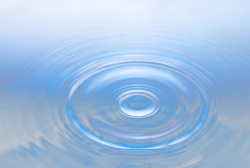 圆形水滴透明透明蓝色滴落水波纹高清图片