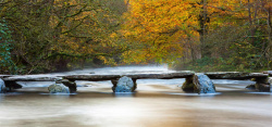秋天山林溪边的那座石桥背景图高清图片