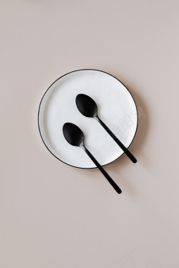 黑色简单金属安排盘子餐具晚餐勺子背景