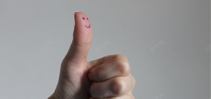 创意大拇指jpg设计背景_新图网 https://ixintu.com 海报banner 搞笑 笑脸 绘画 创意大拇指