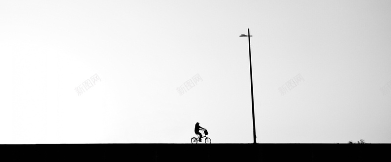 骑行的人背景装饰jpg设计背景_新图网 https://ixintu.com 海报banner 背景装饰 剪影 孤独 树干 骑行的人