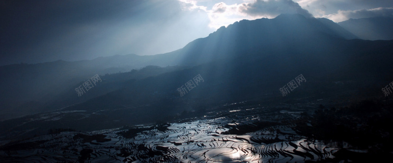 阳光下山中梯田风景jpg设计背景_新图网 https://ixintu.com 梯田 生态 阳光下 光束 深山 海报banner 摄影 风景