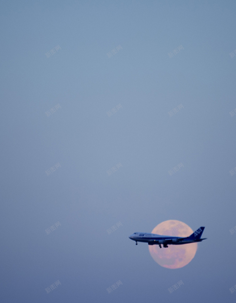 天空上的飞机和月亮H5背景素材jpg设计背景_新图网 https://ixintu.com 天空 飞机 月亮 旅行 摄影 H5背景素材 风景