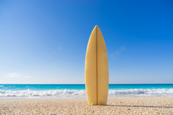 竖立在沙滩上的冲浪板背景