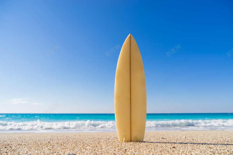 竖立在沙滩上的冲浪板jpg设计背景_新图网 https://ixintu.com 竖立 沙滩 冲浪板 运动蓝色 摄影 PPT 风景
