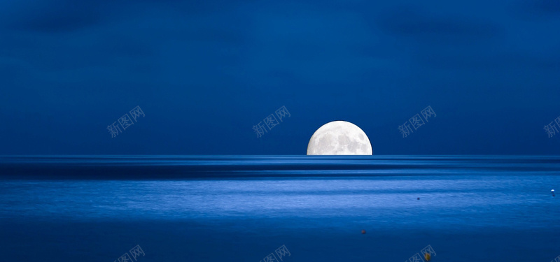 蓝色海面月亮升起背景jpg设计背景_新图网 https://ixintu.com 唯美 天空 月亮 海面 蓝色 海报banner