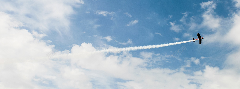 飞机翱翔天空背景图jpg设计背景_新图网 https://ixintu.com 飞机 天空 科技 自由 云朵 海报banner 科技感 科技风 高科技 摄影 风景