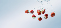 水下生活掉落水里的草莓背景高清图片