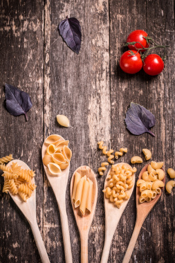 番茄树叶与意大利美食木板背景素材背景