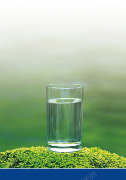 白水杯绿色树叶上的白水杯背景素材高清图片