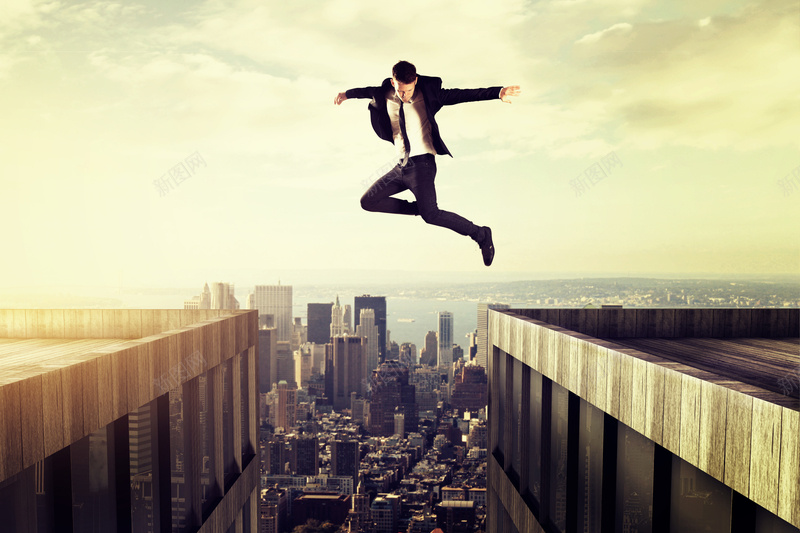 在顶楼跳跃的商务男士高清图片jpg设计背景_新图网 https://ixintu.com 突破自我 跳跃 城市建筑 企业文化 职场人物 白领开心 科技 科幻 商务