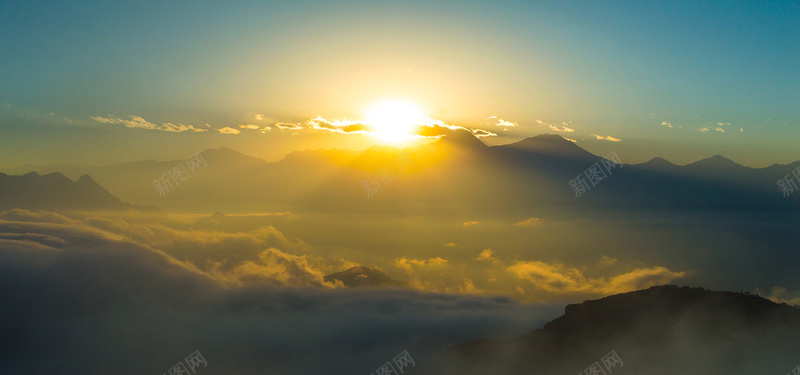 初升的太阳jpg设计背景_新图网 https://ixintu.com 太阳 乌云 光线 远处的山 海报banner 摄影 风景