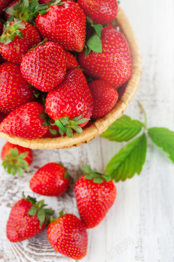 冬季降雪水果红色简约美味草莓宣传海报高清图片