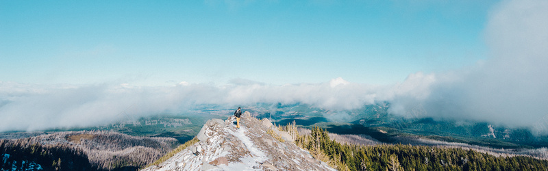 蓝色高山背景jpg设计背景_新图网 https://ixintu.com 蓝色 高山 云朵 山峰 登山 极限 海报banner 摄影 风景