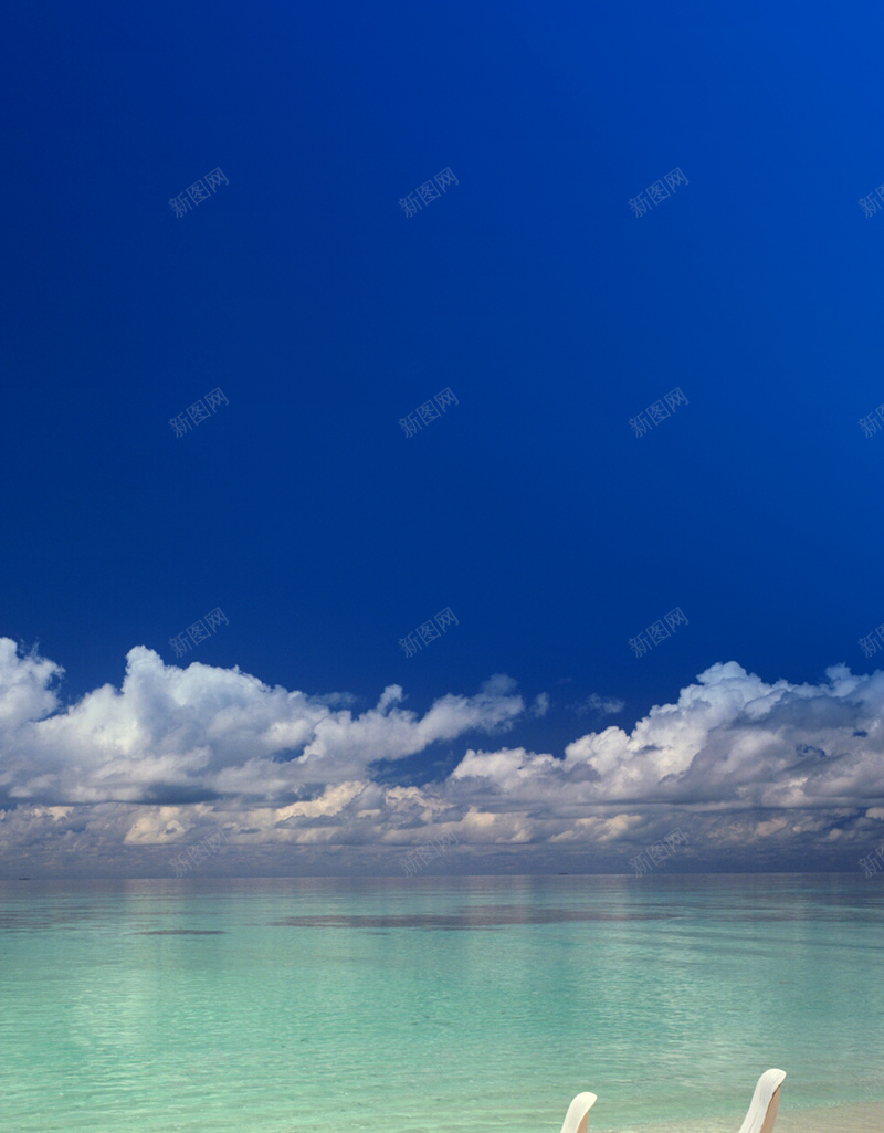 高清蓝色风景H5背景jpg设计背景_新图网 https://ixintu.com 天空 云朵 大海 沙滩 椅子 H5 h5 摄影 风景