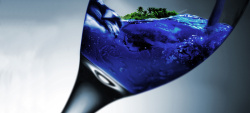 蓝色高脚杯蓝色液体和树木高清图片