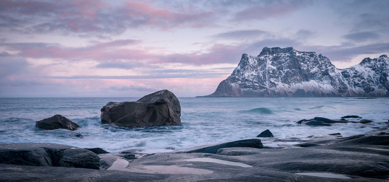 黄昏傍晚湖面背景图jpg设计背景_新图网 https://ixintu.com 黄昏 海面 岩石 雪山 火烧云 海报banner 摄影 风景