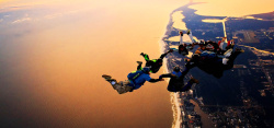 高空城市唯美跳伞背景高清图片