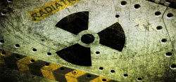 质感路标放射性物品标志与金属背景高清图片