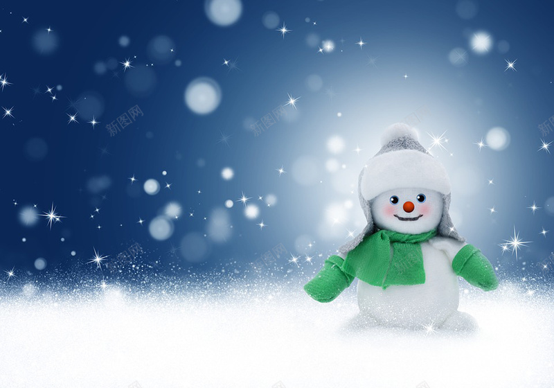 穿绿衣服的圣诞小人背景jpg设计背景_新图网 https://ixintu.com 圣诞节 冬天 雪人 冷 雪 玩具 象征
