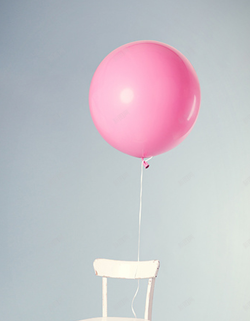 白色椅子上的气球H5背景jpg设计背景_新图网 https://ixintu.com 白色 椅子 气球 浪漫 温馨 文艺 小清新 简约