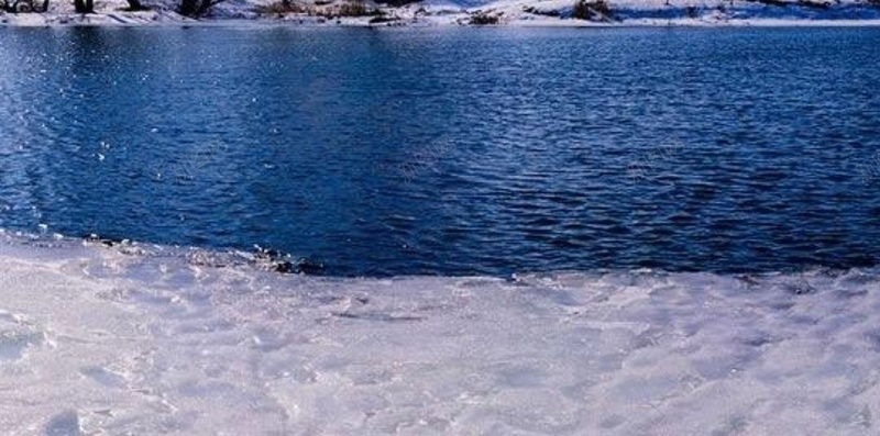 湖边风光H5背景jpg设计背景_新图网 https://ixintu.com 雪 天空 蓝天 风景 彩色 H5背景 树 水面 H5 h5 摄影