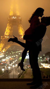 埃菲尔铁塔前面的情侣背景