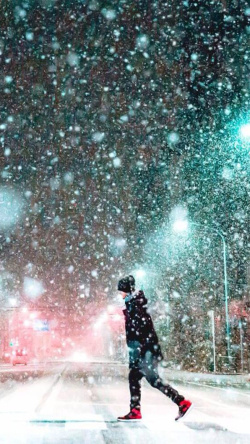 雪中路灯雪景下行走的人H5素材背景高清图片